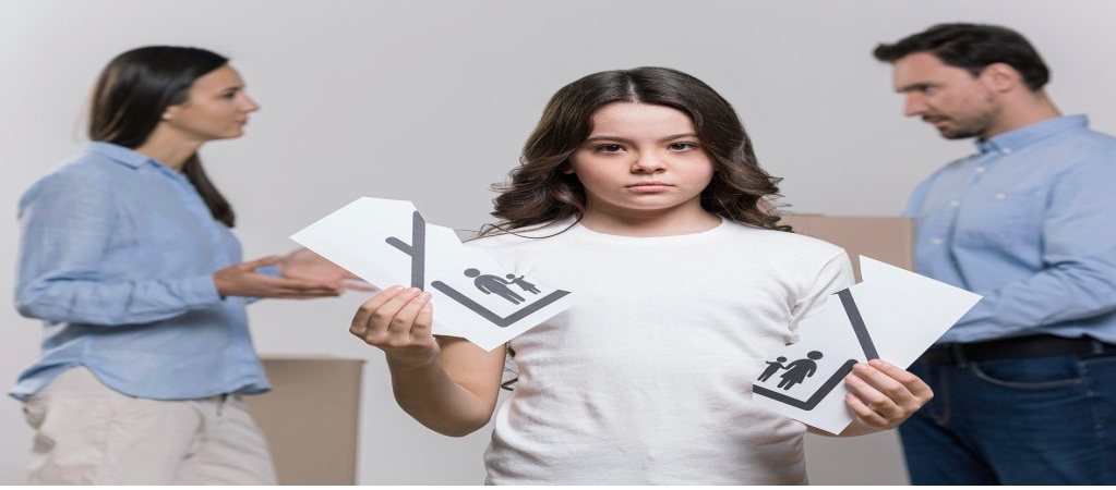 Una adolescente rompe un papel que simboliza la unión familiar mientras sus padres discuten al fondo.