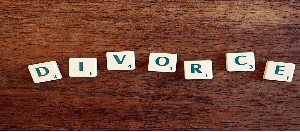 Fichas de juego con letras y números que forman la palabra “DIVORCE”.