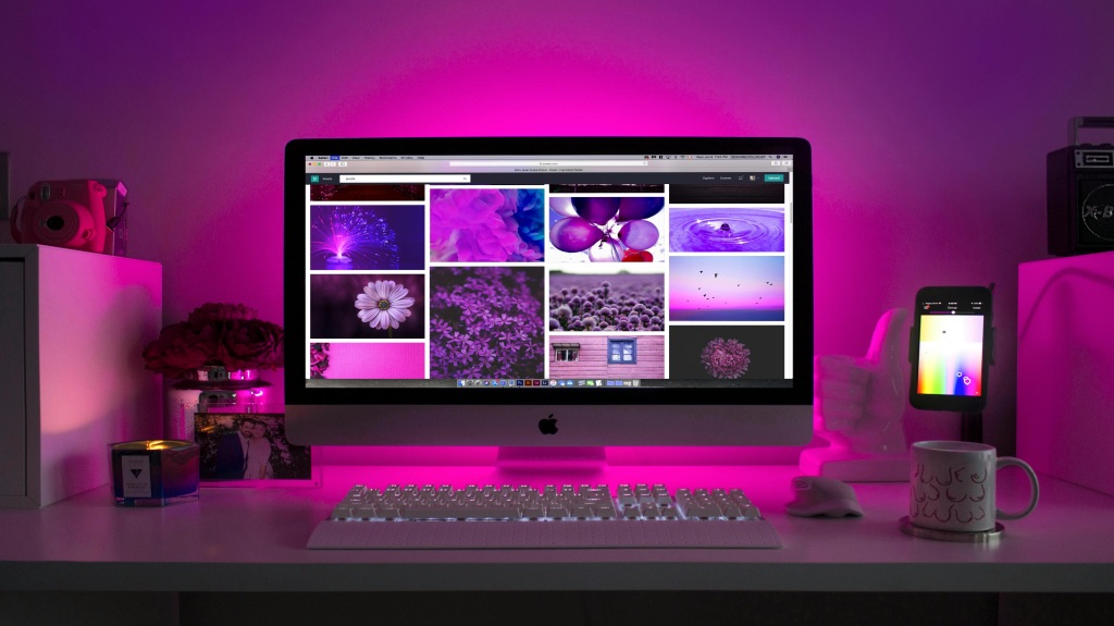 Brillo Digital: Creatividad en Luz Púrpura