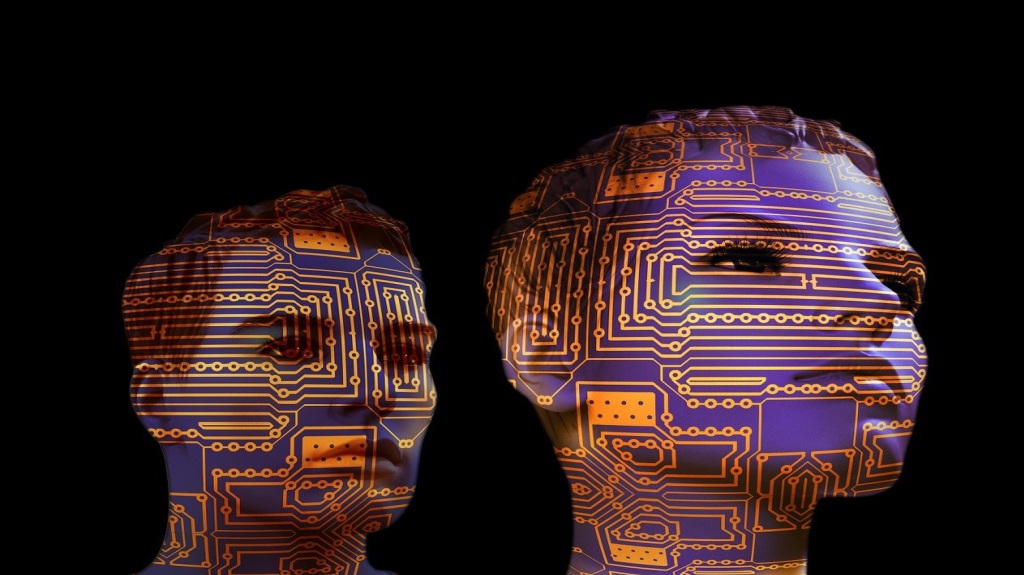 Dos rostros humanos cubiertos con patrones de circuitos que simbolizan la unión entre la inteligencia humana y los sistemas digitales.