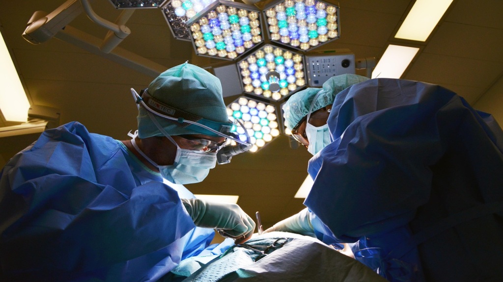 Parlak Işıklar Altında Ameliyat Yapan Üç Doktor