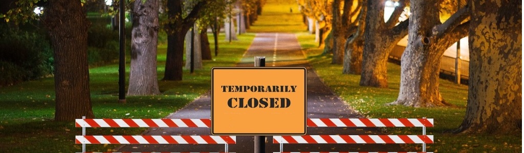 Entrada de parque con letrero “temporarily closed”, que refleja los efectos del cierre gubernamental de 2025 en la vida pública.