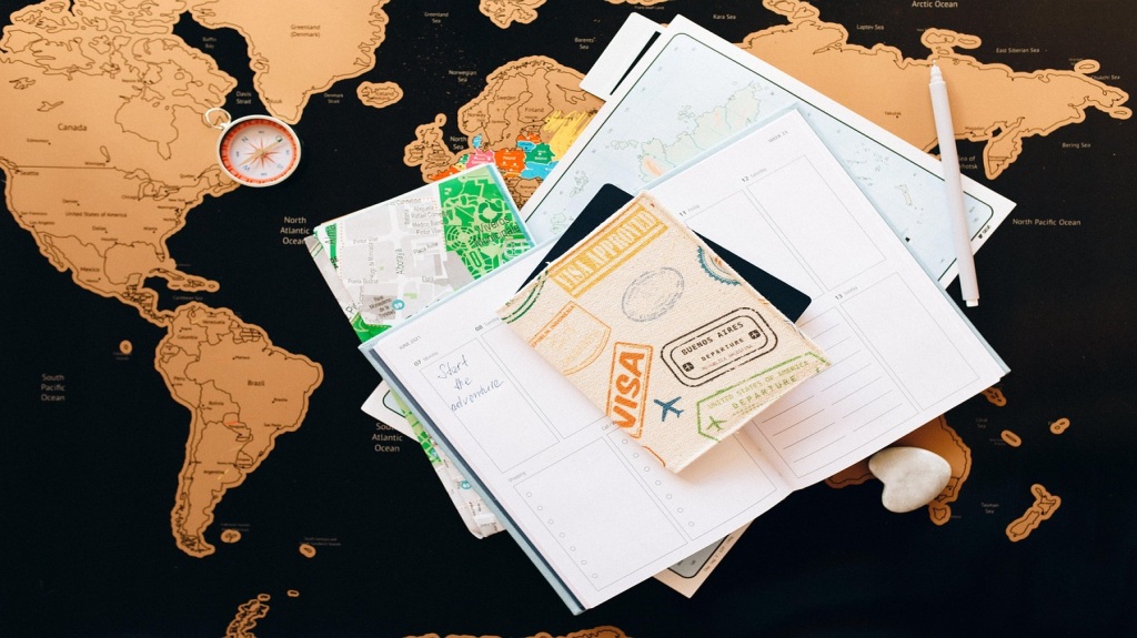 “Visa” Yazılı Belge Kabı ve Dünya Haritası Üzerindeki Seyahat Belgeleri