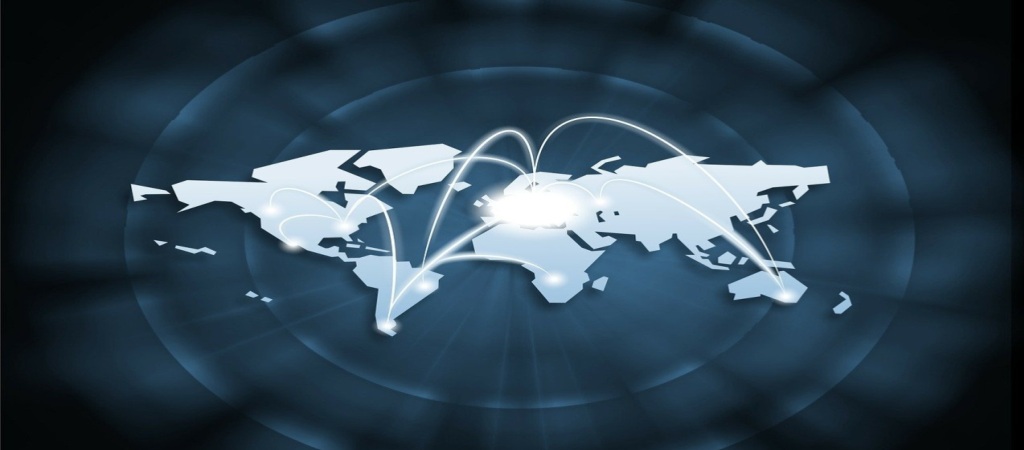 Mapa mundial con líneas brillantes que muestran conexiones empresariales internacionales.