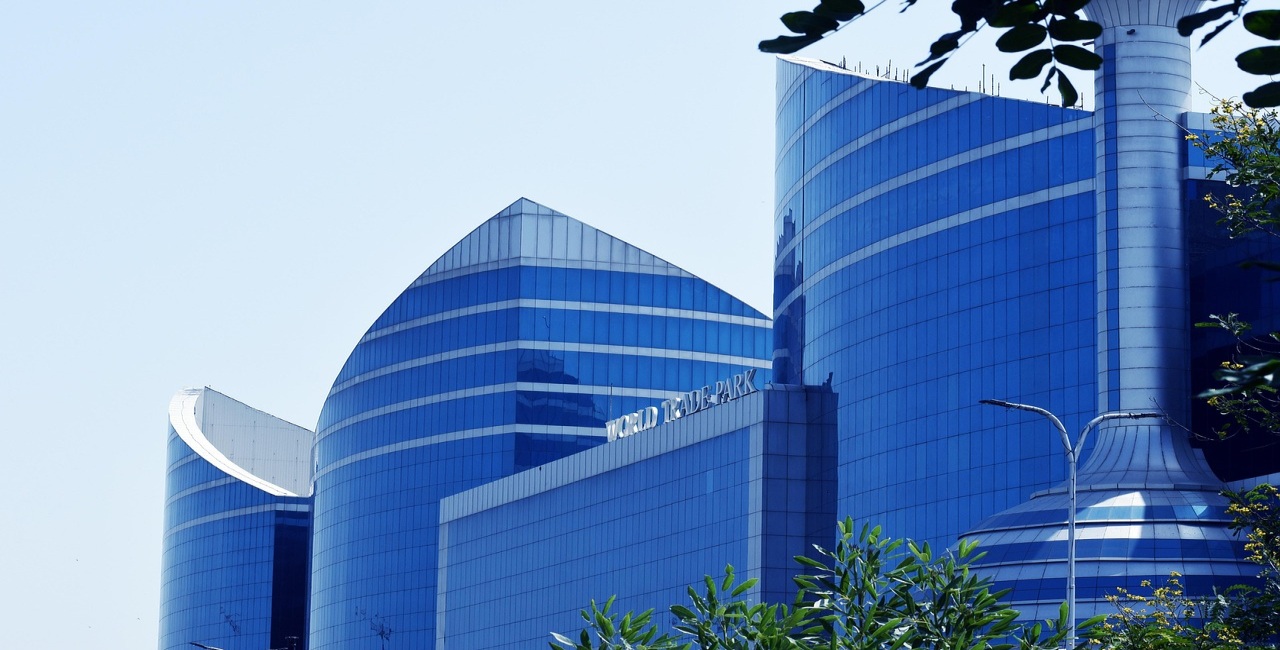 Edificio corporativo moderno de cristal que representa la expansión empresarial multinacional en EE. UU.