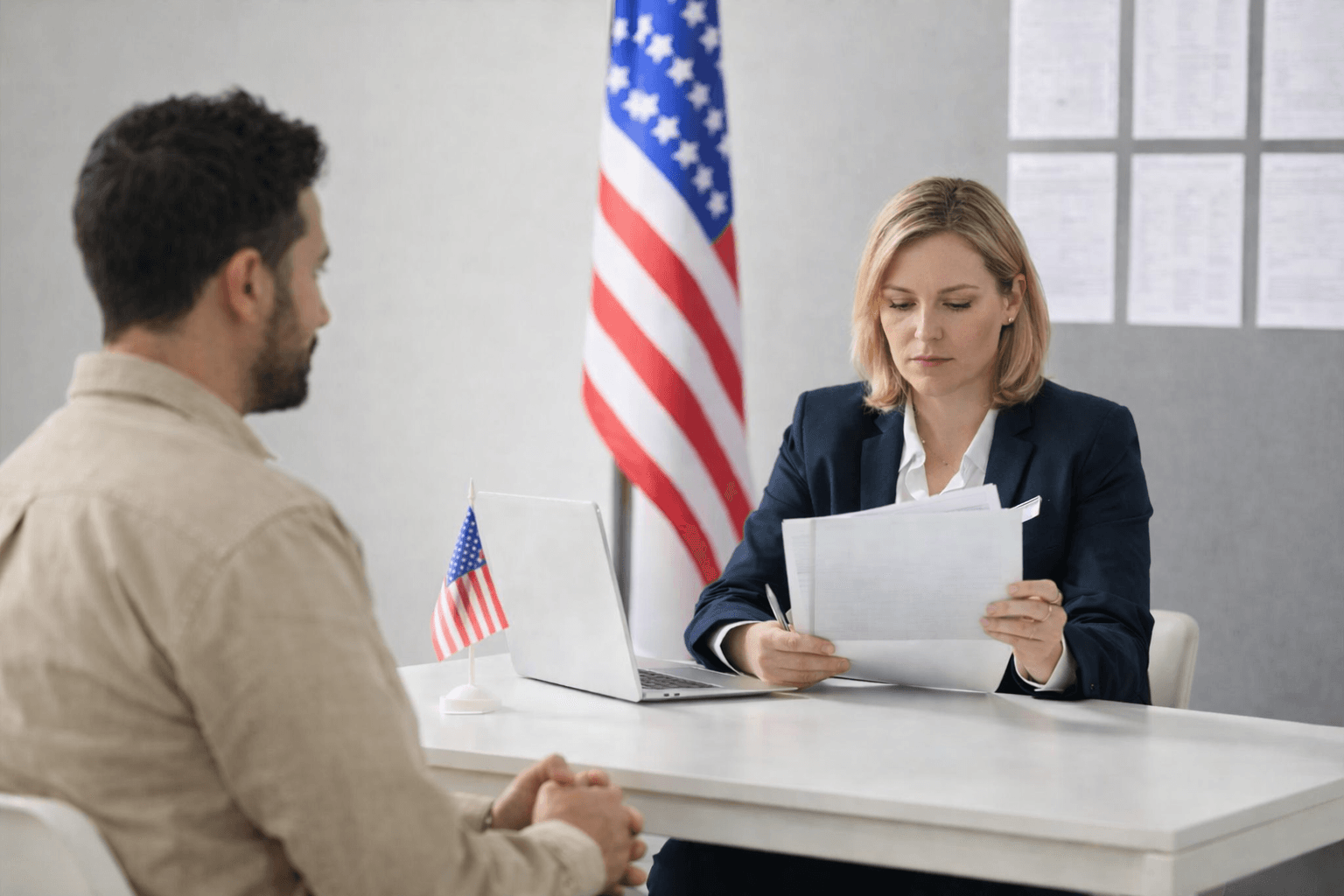 Oficial de inmigración revisando documentos durante una entrevista de visa de trabajo en Estados Unidos